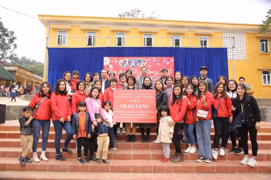 Đoàn thiện nguyện chụp ảnh lưu niệm với cán bộ, giáo viên và học sinh nhà trường.