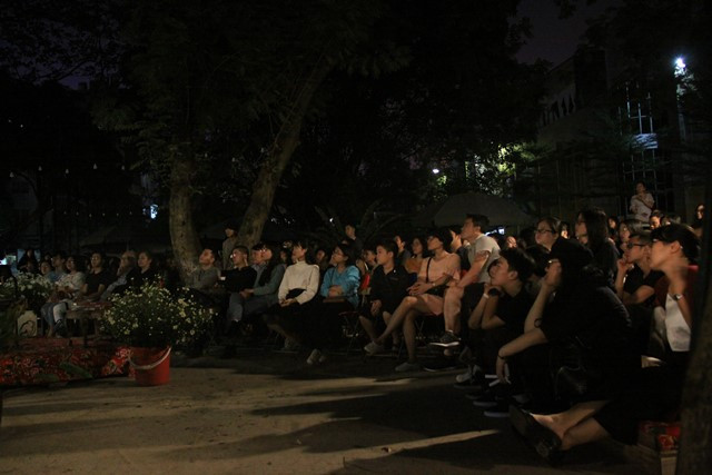 Khán giả ngồi chật kín ở OKIA "cinema" ngoài trời xem "Song Lang". Ảnh: Bình Thanh.