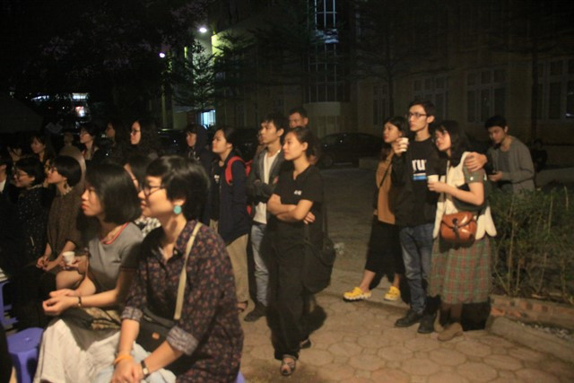 Rất đông khán giả đứng suốt buổi chiếu phim "Song Lang" . Ảnh: Bình Thanh.