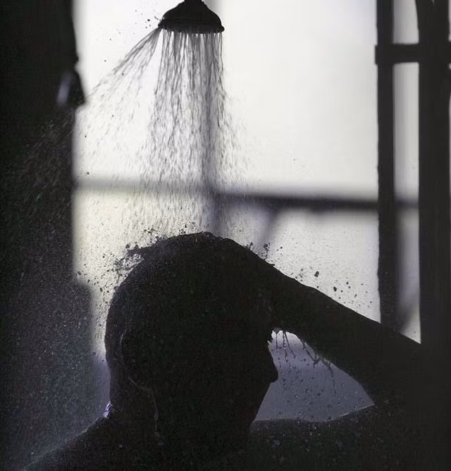 Tắm vào thời điểm nào trong ngày để tốt nhất cho sức khỏe của bạn? ảnh 1 hieu duoc nhung ly do sau, ban se biet minh nen tam vao ban dem hay ban ngay - 2