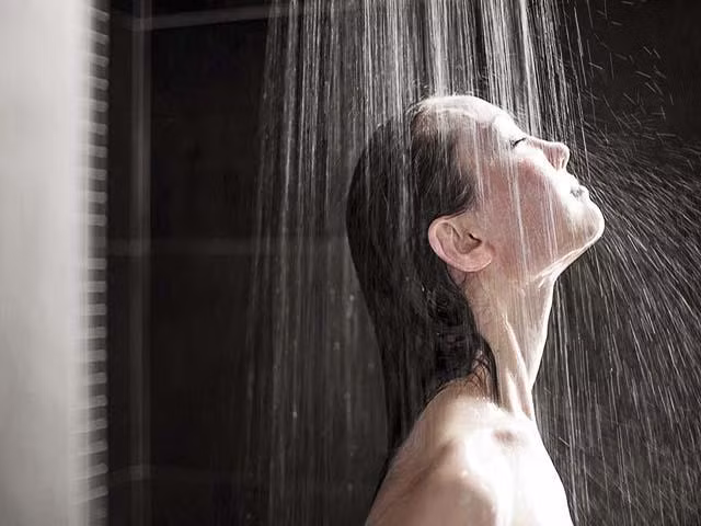 Tắm vào thời điểm nào trong ngày để tốt nhất cho sức khỏe của bạn? ảnh 2 hieu duoc nhung ly do sau, ban se biet minh nen tam vao ban dem hay ban ngay - 3