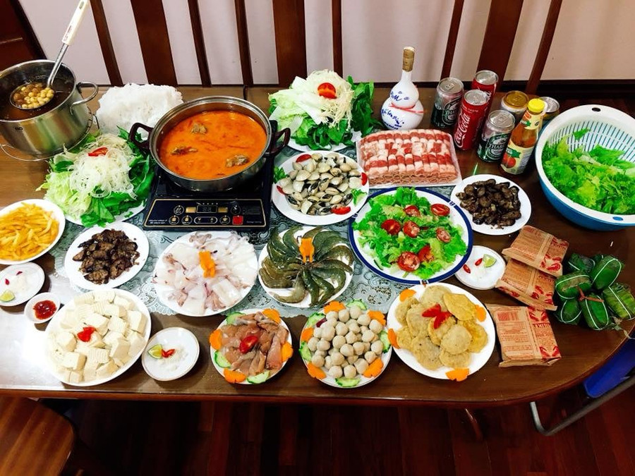 Lẩu Thái tom yum, chè sen long nhãn. Lẩu Thái tom yum, chè sen long nhãn.