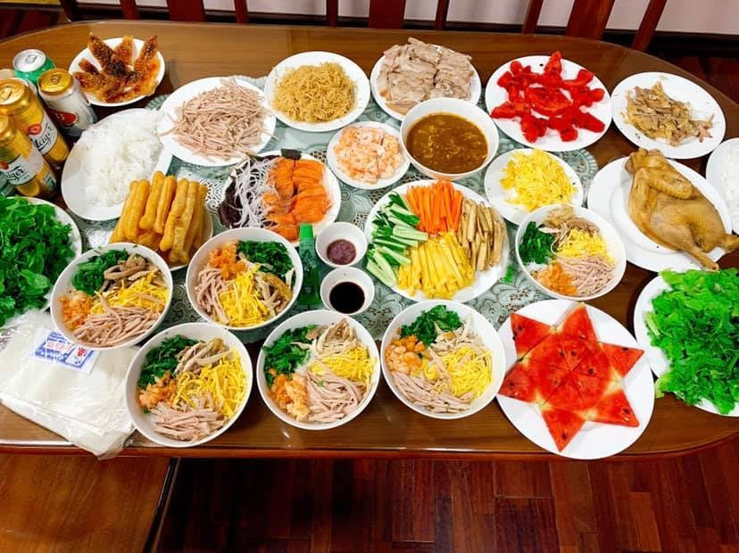 Bún thang và món cuốn, mắm nêm chấm tự làm. Bún thang và món cuốn, mắm nêm chấm tự làm.