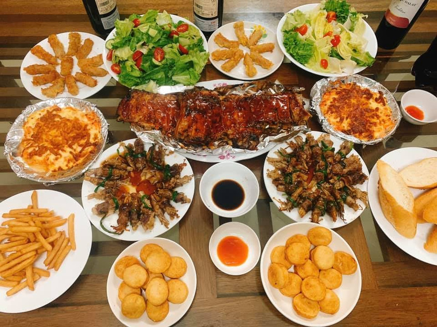 Sườn nướng, tôm bỏ lò, thịt bò cuốn kim chi. Sườn nướng, tôm bỏ lò, thịt bò cuốn kim chi.