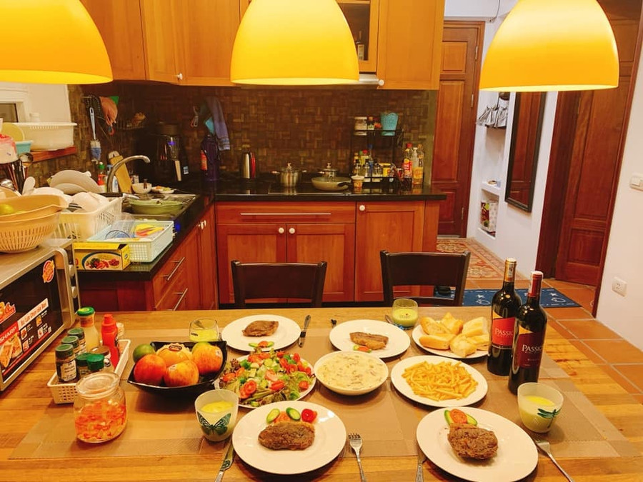 Bít tết sốt kem nấm. Bít tết sốt kem nấm.