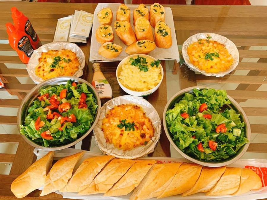 Tôm bỏ lò, salat, bánh mỳ nướng bơ tỏi. Tôm bỏ lò, salat, bánh mỳ nướng bơ tỏi.