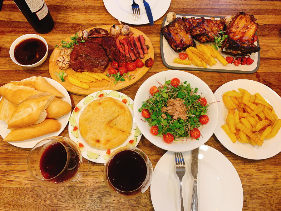 Làm món tây: Bít tết, sườn nướng, khoai tây chiên, pizza, salat. Làm món tây: Bít tết, sườn nướng, khoai tây chiên, pizza, salat.