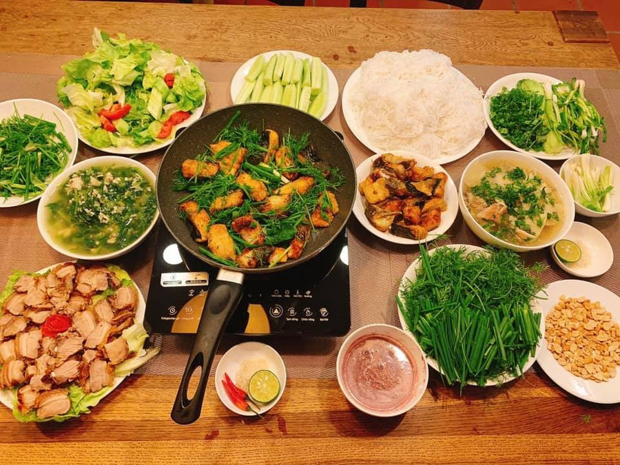 Chả cá, thịt quay tự làm, canh măng cá. Chả cá, thịt quay tự làm, canh măng cá.