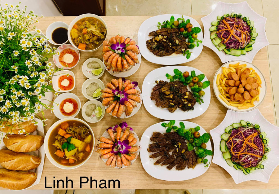 Cari gà, Tôm hấp trái dừa, Beefsteak, Khoai tây + xúc xích chiên, Salad.