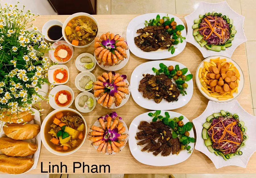 Cari gà, Tôm hấp trái dừa, Beefsteak, Khoai tây + xúc xích chiên, Salad.