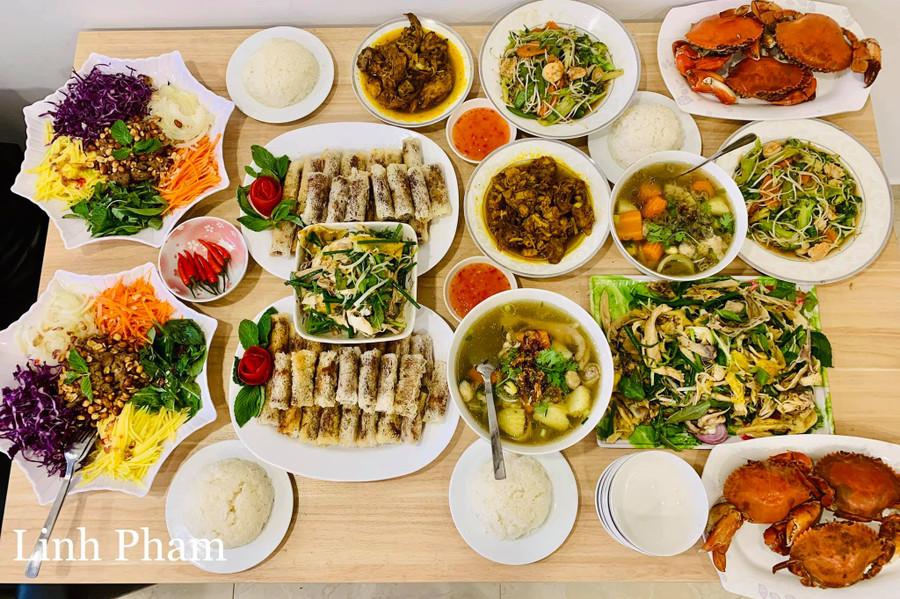 Gỏi bò ngũ sắc, Chả giò rế, Sườn non kho, Tôm xào mướp, giá,Gỏi gà, Canh gà hầm rau củ, Cua hấp.