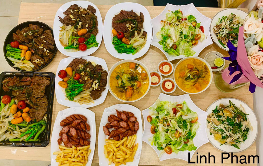 Beefsteak, Cari gà, Khoai tây + xúc xích chiên, Salad, Gỏi gà.