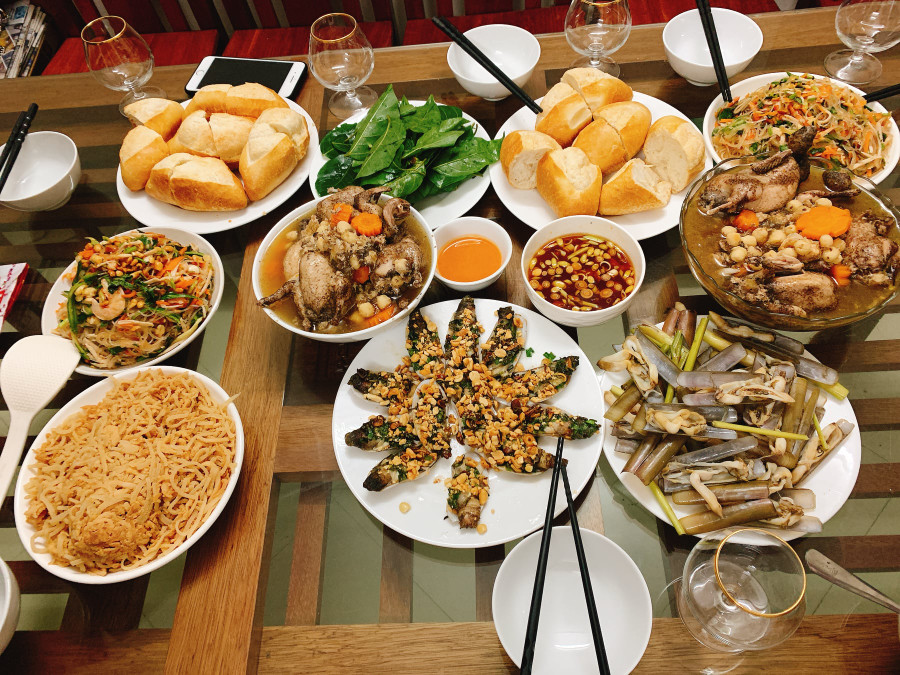 Chim hầm, ốc móng tay, tu hài nướng, nem thính. Chim hầm, ốc móng tay, tu hài nướng, nem thính.