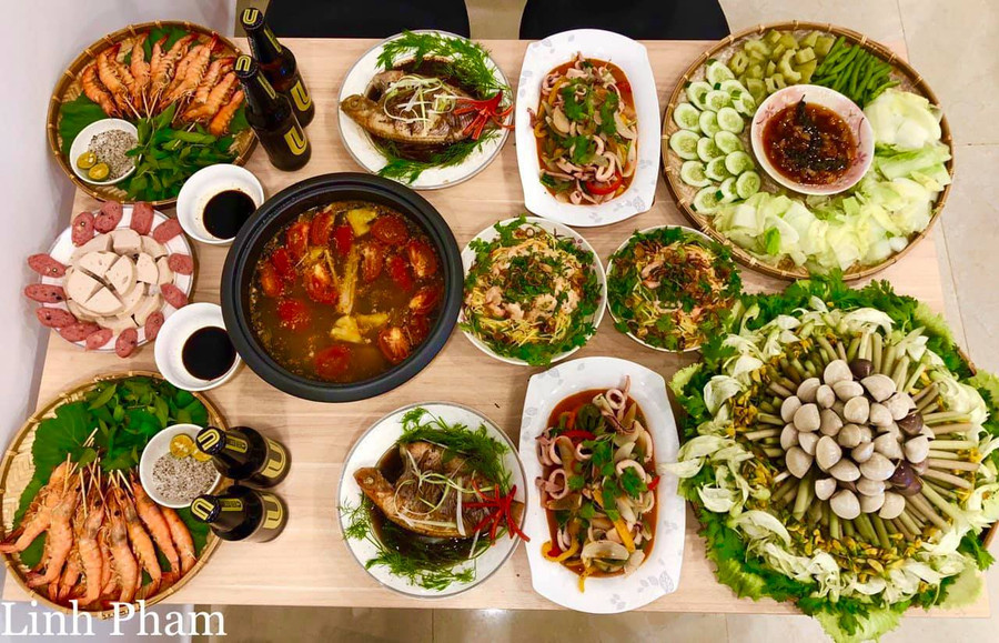 Nem chua, chả lụa, Tôm hấp, Cá hấp nước tương, Gỏi xoài, Mực xào, Kho quẹt + rau luộc, Lẩu cá bóp + nghêu.