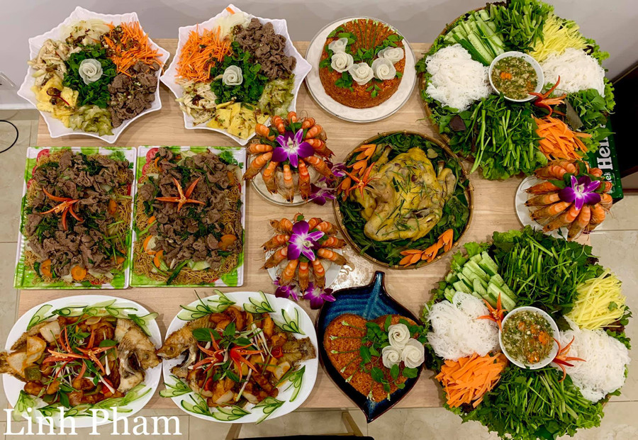 Mì xào, Gỏi bò, Cá sốt chua ngọt, Tôm hấp trái dừa, Gà nổ muối hột, Xôi gấc, Nem + chả cuốn