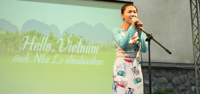 Tiết mục hát Hello Việt Nam của Lê Ngọc Hòa Nhã