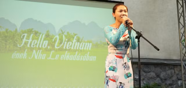 Tiết mục hát Hello Việt Nam của Lê Ngọc Hòa Nhã