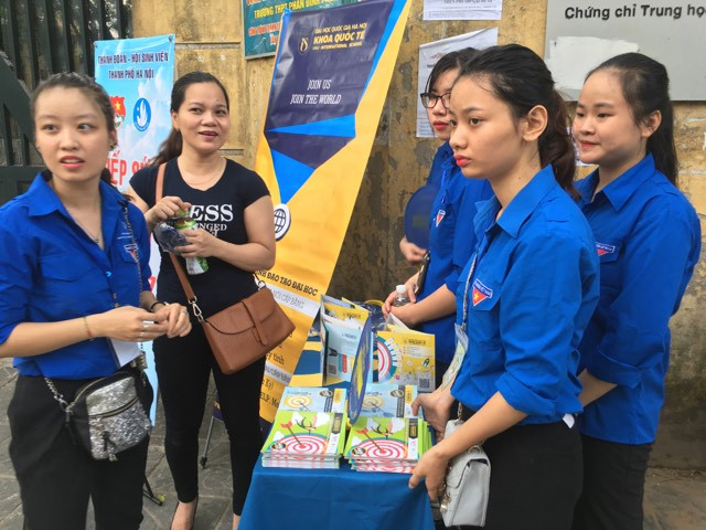 Linh và các bạn sinhv iên chuyện trò cùng phụ huynh