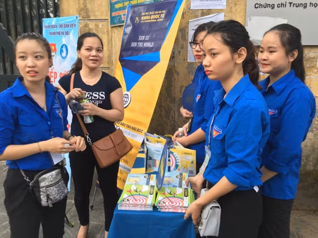 Linh và các bạn sinhv iên chuyện trò cùng phụ huynh