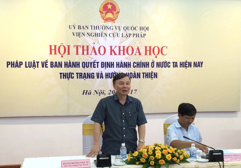 PGS.TS Hoàng Văn Tú, Phó Viện trưởng Viện Nghiên cứu lập pháp chủ trì và phát biểu khai mạc hội thảo. Ảnh: VGP/Nguyễn Hoàng