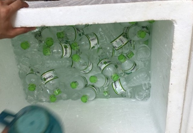 Nước được bảo quản qua thùng xốp và đá sạch Nước được bảo quản qua thùng xốp và đá sạch