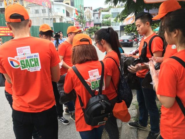 Khẩu hiệu Vì một mùa thi sạch được in trên áo Khẩu hiệu Vì một mùa thi sạch được in trên áo