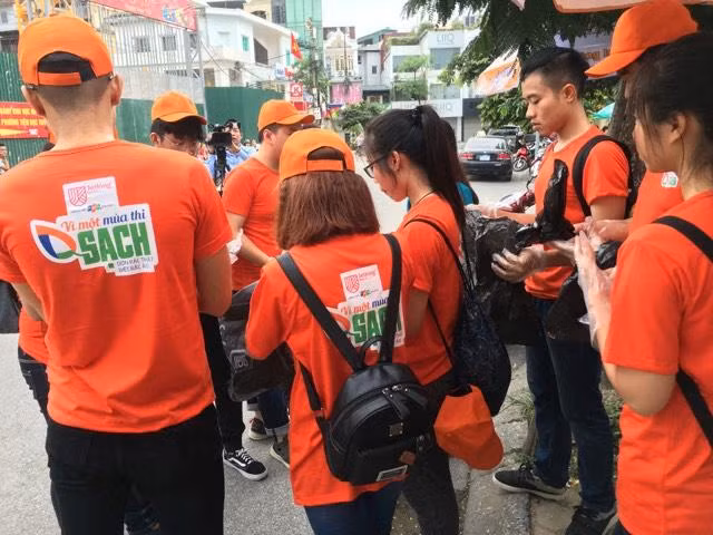 Khẩu hiệu Vì một mùa thi sạch được in trên áo