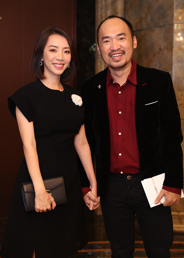 Vợ chồng Thu Trang - Tiến Luật nắm tay nhau không rời. Vợ chồng Thu Trang - Tiến Luật nắm tay nhau không rời.