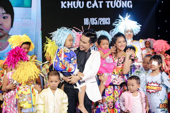 Hoàng Yến xuất hiện cùng nhà thiết kế Ivan Trần trong phần kết màn. Hoàng Yến xuất hiện cùng nhà thiết kế Ivan Trần trong phần kết màn.