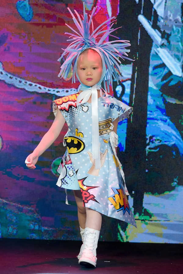 Những gương mặt tự tin sải bước trên sàn runway lại một lần nữa khiến những ai có mặt đều nghẹn ngào. Những gương mặt tự tin sải bước trên sàn runway lại một lần nữa khiến những ai có mặt đều nghẹn ngào.