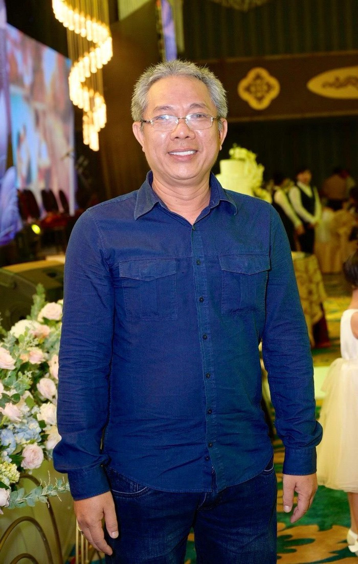 Diễn viên hài Trung Dân mặc giản dị trong ngày vui của đạo diễn "Cua lại vợ bầu". Diễn viên hài Trung Dân mặc giản dị trong ngày vui của đạo diễn "Cua lại vợ bầu".