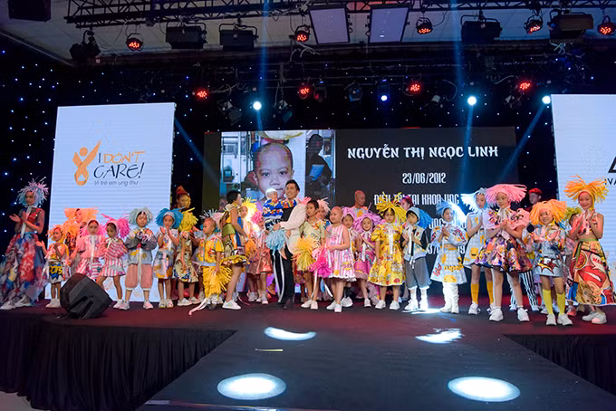 Sự kiện thời trang gây quỹ giúp đỡ bệnh nhi ung thư có sự tham dự của dàn nghệ sĩ nổi tiếng trong giới showbiz.