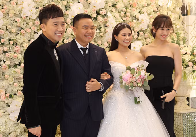 Vợ chồng Trấn Thành, Trường Giang cùng dàn sao dự cưới đạo diễn “Cua lại vợ bầu”
