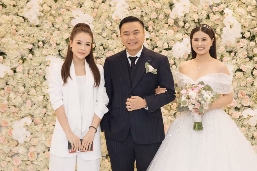 Sam diện sắc trắng nền nã.