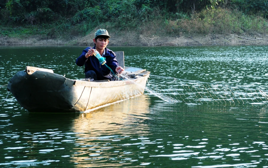 Lam lũ mưu sinh giữa lòng hồ thủy điện