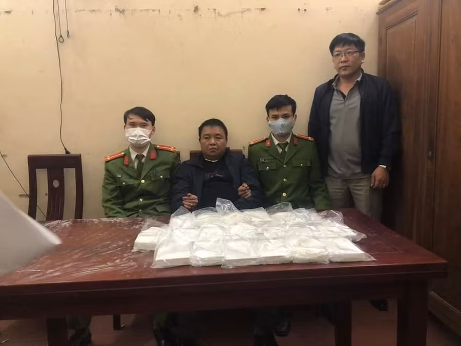 Đối tượng và tang vật (ảnh công an Quế Phong).