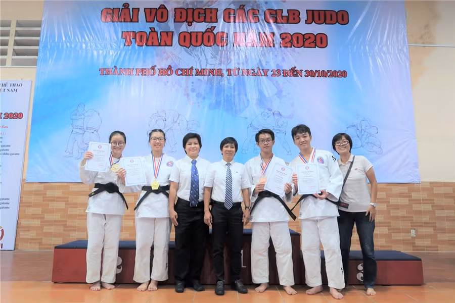 HS Trường THPT Nguyễn Thị Minh Khai, Quận 3 giành 1 HCV, 1 HCĐ tại giải Vô địch các CLB Judo toàn quốc năm 2020. Ảnh: NTCC