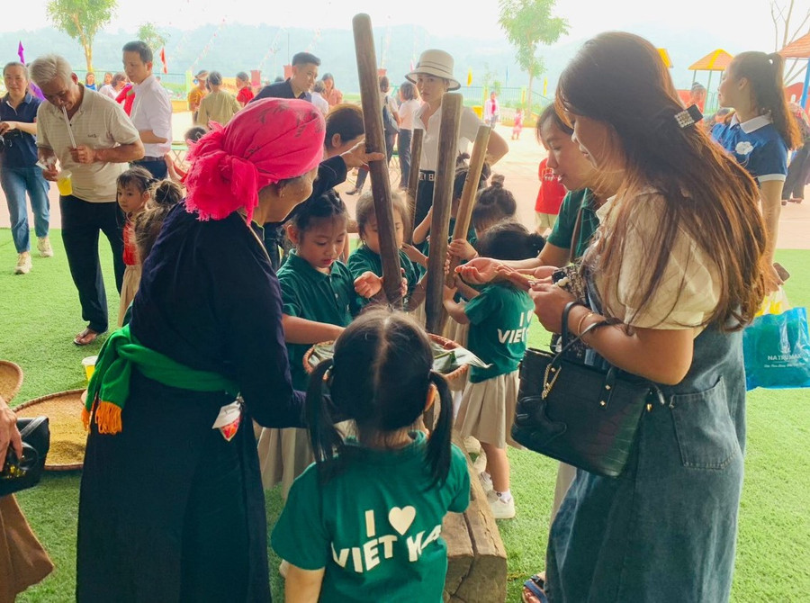 Giã cốm. Giã cốm.