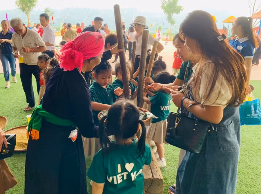 Giã cốm. Giã cốm.