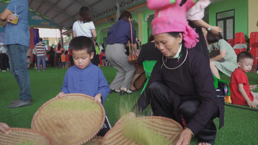 Sàng bỏ thóc lép sau khi tuốt hạt. Sàng bỏ thóc lép sau khi tuốt hạt.