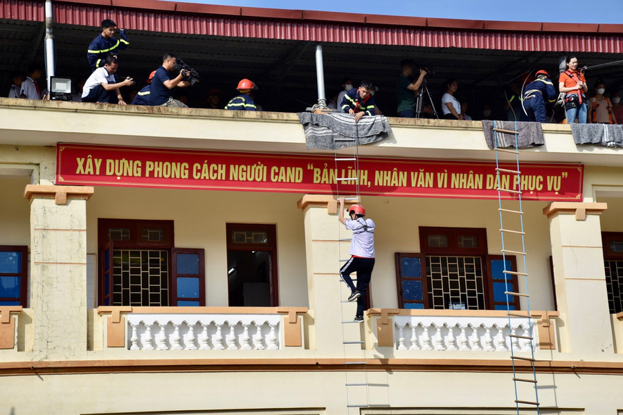 Thực hành kỹ năng thoát hiểm bằng thang.