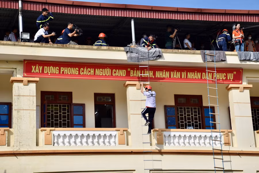 Thực hành kỹ năng thoát hiểm bằng thang.