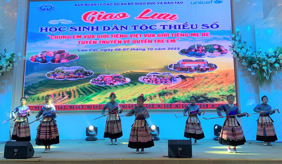 Tiết mục văn nghệ đặc sắc được học sinh thể hiện trong chương trình giao lưu. Tiết mục văn nghệ đặc sắc được học sinh thể hiện trong chương trình giao lưu.