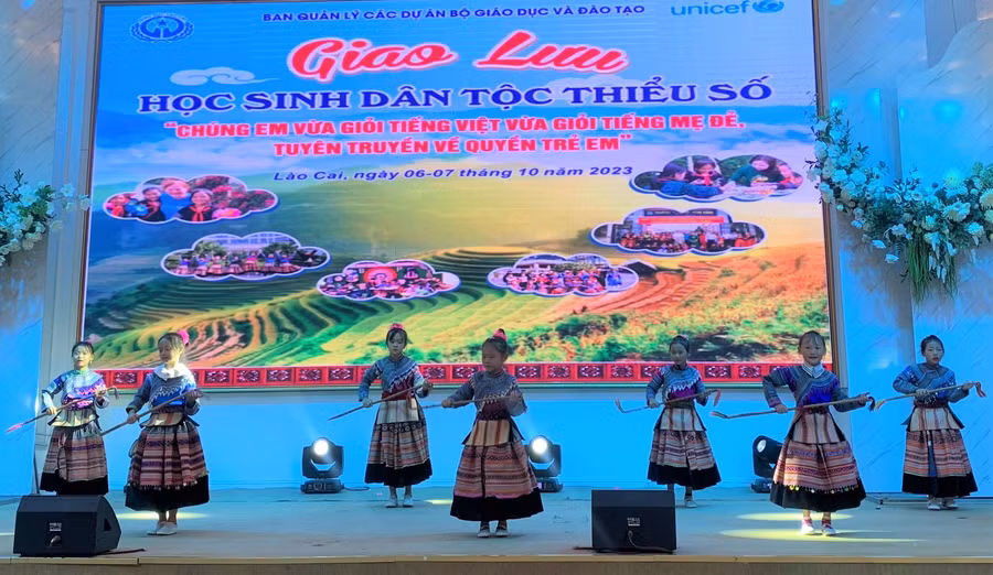 Tiết mục văn nghệ đặc sắc được học sinh thể hiện trong chương trình giao lưu.