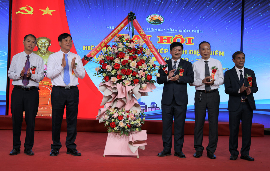 Ông Lê Thành Đô, Chủ tịch UBND tỉnh Điện Biên (thứ 3 bên phải) tặng hoa chúc mừng Đại hội Hiệp hội Doanh nghiệp tỉnh khoá II. Ông Lê Thành Đô, Chủ tịch UBND tỉnh Điện Biên (thứ 3 bên phải) tặng hoa chúc mừng Đại hội Hiệp hội Doanh nghiệp tỉnh khoá II.