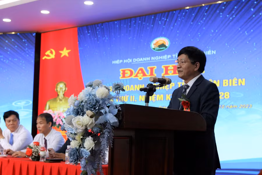 Ông Lê Thành Đô, Chủ tịch UBND tỉnh Điện Biên phát biểu tại Đại hội.