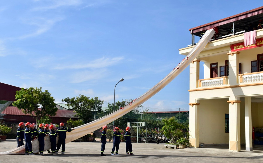 Hướng dẫn học sinh cách thoát hiểm bằng ống tụt cứu người.