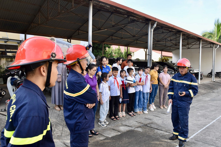 Cán bộ Phòng Cảnh sát Phòng cháy chữa cháy và Cứu nạn cứu hộ hướng dẫn các bước dập đám cháy bằng thiết bị chữa cháy.