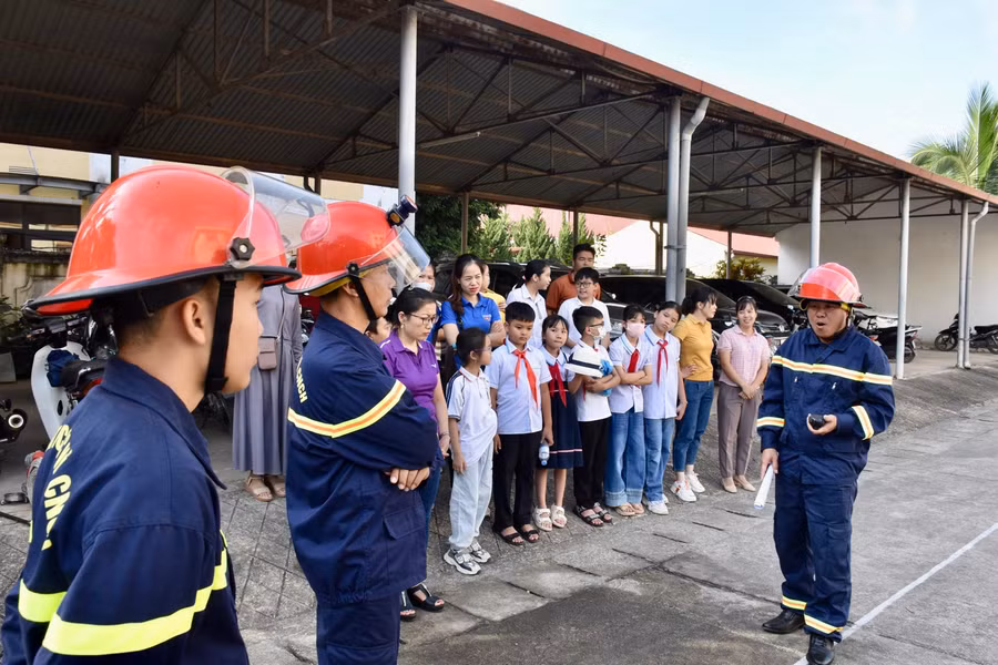 Cán bộ Phòng Cảnh sát Phòng cháy chữa cháy và Cứu nạn cứu hộ hướng dẫn các bước dập đám cháy bằng thiết bị chữa cháy.