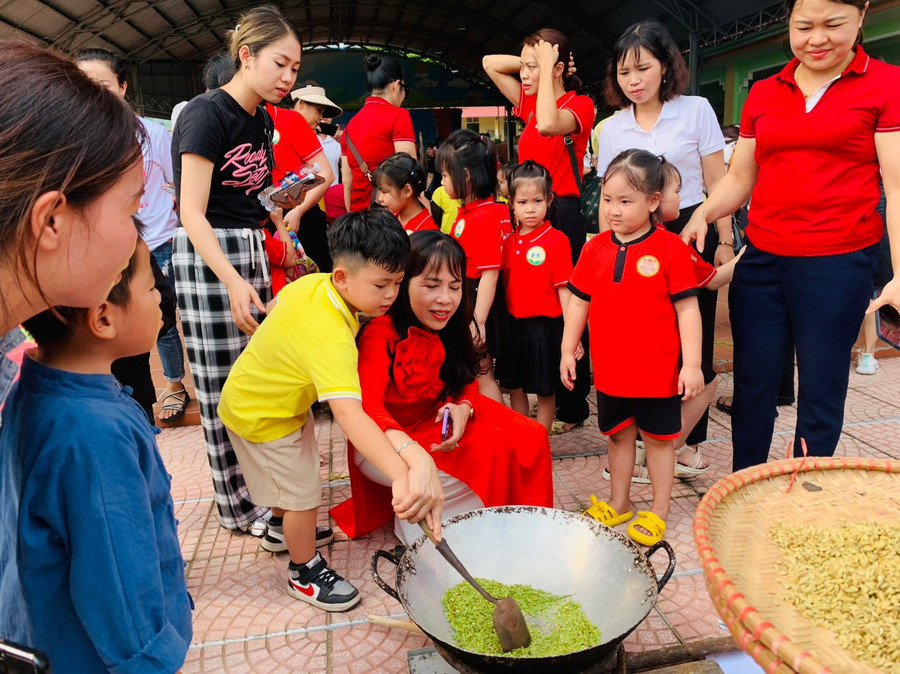 Cùng cô rang cốm. Cùng cô rang cốm.